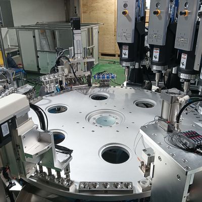 Un buon prezzo. Macchina di assemblaggio ad ultrasuoni ad alta precisione per tappi e chiusure in plastica a più pezzi in linea