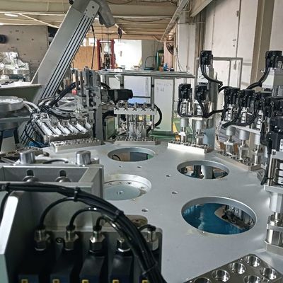 Un buon prezzo. Macchina di assemblaggio a cappuccio rotativo AC380V Macchina di copertura a vite automatica OEM in linea