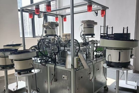 Un buon prezzo. Macchina di riempimento a tappo rotativo o lineare personalizzata per chiusura di bottiglie di aceto di salsa di soia e di condimenti in linea