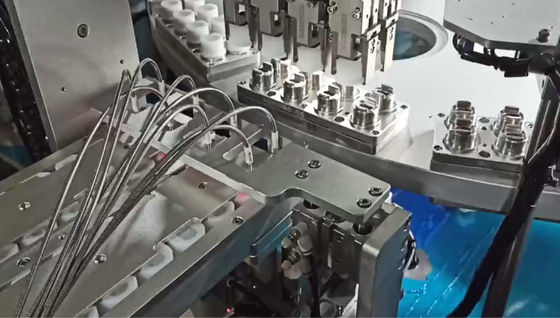 Un buon prezzo. Macchina di assemblaggio Euro Cap per l'assemblaggio automatico di tappi di foglio facile da pelare per sacchetti e bottiglie di perfusione per via endovenosa in linea