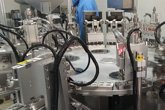 Un buon prezzo. Compatta e leggera macchina per l'assemblaggio Euro Cap dimensioni effettive varia con la velocità di produzione durevole e robusta in linea