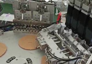 Un buon prezzo. Assemblaggio completamente automatico dei connettori per infusione senza ago con la macchina di assemblaggio dei prodotti medici in linea