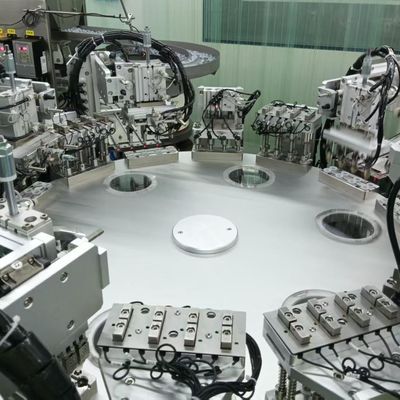 Un buon prezzo. Macchina di assemblaggio del tappo di infusione controllata da PLC con display multilingue che può essere facilmente utilizzato. in linea