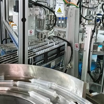 Un buon prezzo. Macchina di assemblaggio di prodotti medici personalizzata per gocce per IV con ispezione e soluzioni in fibra ottica in linea