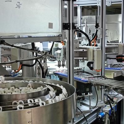 Un buon prezzo. Macchina di assemblaggio automatizzata non standard per cappucci di eli, personalizzata in base alle esigenze del cliente, funzionamento a carosello in linea