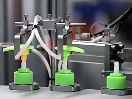 Un buon prezzo. Macchina di assemblaggio per le necessità quotidiane riducenti il rumore per pompe per lozioni per spruzziatori e altri 1 set / operatore in linea