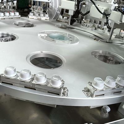 Un buon prezzo. Macchina di montaggio automatizzata per tappi di pellicola per infusione vassoio vibratore indice di alimentazione movimento trasporto in linea