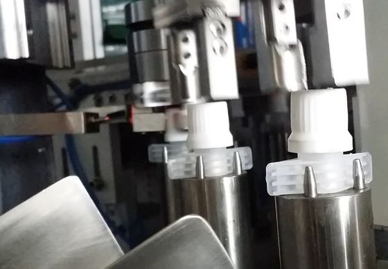 Un buon prezzo. Macchina di assemblaggio automatico per avvitamento servo cappuccio a ugello ad alte prestazioni ed efficiente in linea