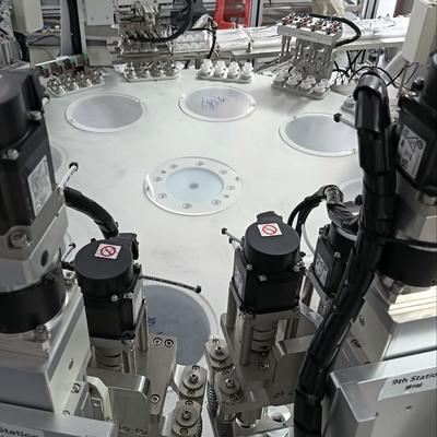 Un buon prezzo. Macchina automatica di assemblaggio tappi per latte personalizzata non standard con elevata flessibilità per massimizzare la soddisfazione del cliente. in linea