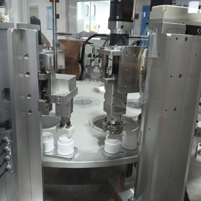 Un buon prezzo. Assemblatrice automatica non standard per tappi di detersivo liquido, funzionamento a tavola rotante, alta percentuale di successo in linea
