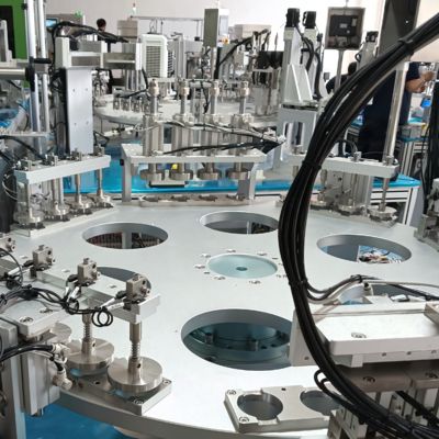 Un buon prezzo. PLC-Controlled Urine Cap Assembly Machine 2500-7500pcs/h in linea