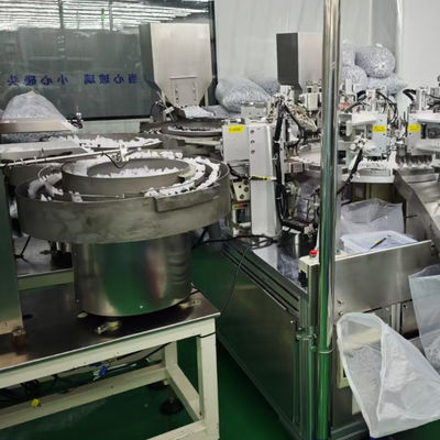 Un buon prezzo. Macchina assemblaggio tappi per infusione completamente automatica con alimentazione a disco vibrante da 4000-12000 tappi all'ora e superficie di saldatura piana in linea
