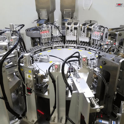 Un buon prezzo. Macchina per l'assemblaggio di porte per sacche endovenose certificata ISO 9001 con tasso di qualificazione del 99% e capacità di 8000-15000 pezzi/ora in linea