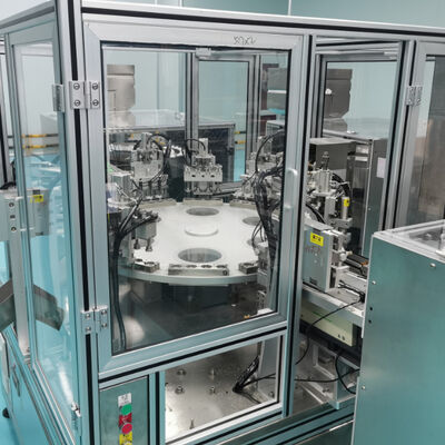 Un buon prezzo. Macchina assemblatrice di tappi essiccanti controllata da PLC con tasso di qualificazione del 99% e riempimento automatico di gel di silice in linea
