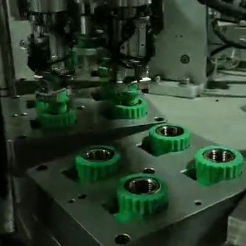 Un buon prezzo. Macchina di assemblaggio a gomito di tubi in acciaio inossidabile con turetable Meccanica in linea
