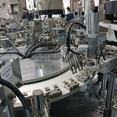Un buon prezzo. Macchina per l'assemblaggio del tappo per pelli di pelli di infuzione lineare automatica in linea