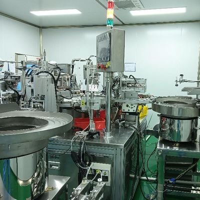 Un buon prezzo. Macchina per l'assemblaggio del tappo per pelli di pelli di infuzione Macchina automatica per tappi per bottiglie in linea