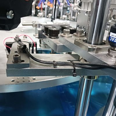 Un buon prezzo. Macchina di riempimento del cappuccio del dessicante Macchina del cappuccio del gel con servomotore e motore di indicizzazione in linea