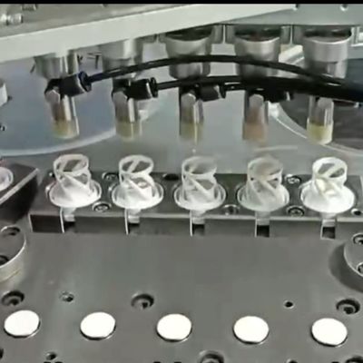 Macchina automatica per l'assemblaggio di tappi essiccanti per prodotti medicali