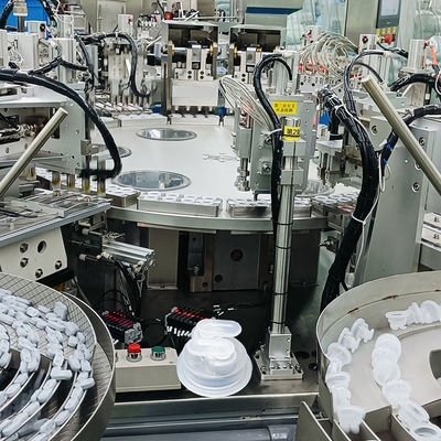 Un buon prezzo. Macchina automatizzata a doppio tappo pieghevole ad alta efficienza e capacità produttiva stabile in linea