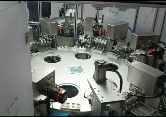 Macchina di assemblaggio a doppio tappo per bottiglie di infusione tipo giradischi