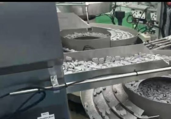 Macchina di assemblaggio Euro Cap completamente automatizzata per sacchetti per infusione IV e bottiglie
