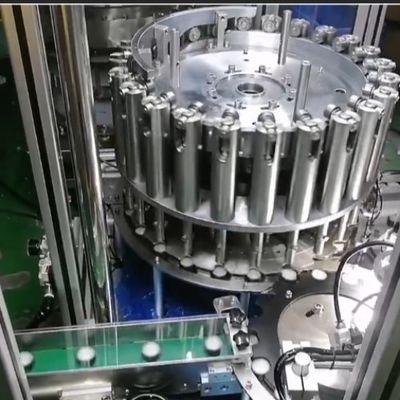 Macchina di rivestimento ad alta velocità per il riempimento accurato delle guarnizioni nella produzione di tappi per bottiglie