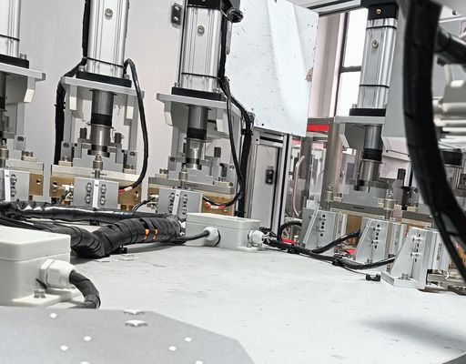 Un buon prezzo. Macchine per l'assemblaggio dei prodotti di uso quotidiano Riempimento e sigillamento automatici dei tappi e dei nuclei dei dessicanti Personalizzabile Garanzia di 1 anno in linea
