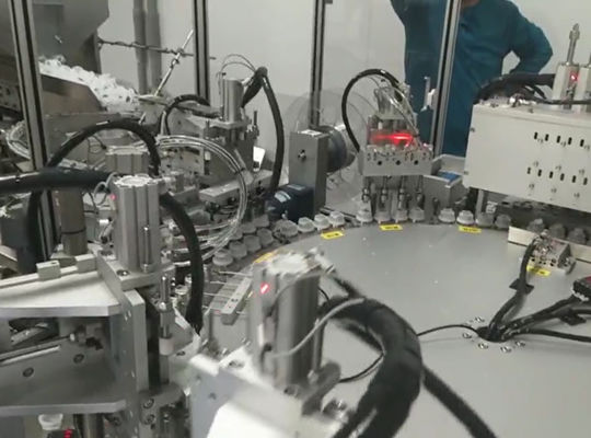 Un buon prezzo. Servo-driven Eurocap macchina di assemblaggio automatico, funzionamento stabile ed efficiente, alto rendimento. in linea