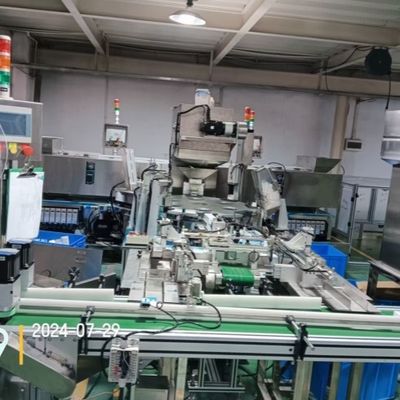 Macchina di imballaggio automatico personalizzabile per il conteggio e l'imballaggio dei prodotti con una produzione accurata e con componenti