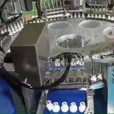 Un buon prezzo. Macchina di assemblaggio del tappo del dessicante personalizzata per specifiche specifiche e requisiti di capacità in linea