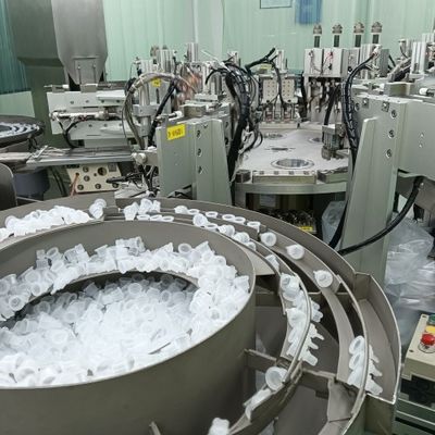 Un buon prezzo. Pressione stabile e tappo garantito con servo-linked sistema di struttura della canna di infusione medica bottiglia tappi macchina di montaggio in linea