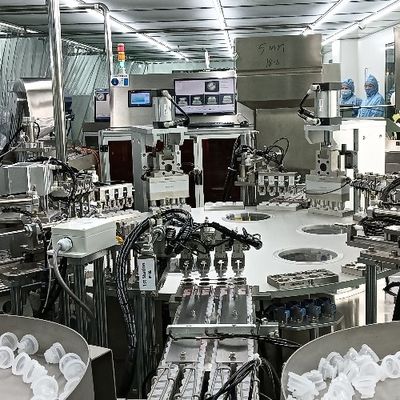 Macchina di assemblaggio a doppio tappo per bottiglie di infusione tipo giradischi
