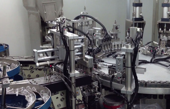 Un buon prezzo. Macchina di assemblaggio Euro Cap per l'assemblaggio automatico di tappi di foglio facile da pelare per sacchetti e bottiglie di perfusione per via endovenosa in linea