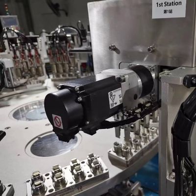 Un buon prezzo. PLC controllato Euro Cap Assembly Machine per pelli di folio di sigillo di pelli facile di funzionamento e alto tasso qualificato in linea