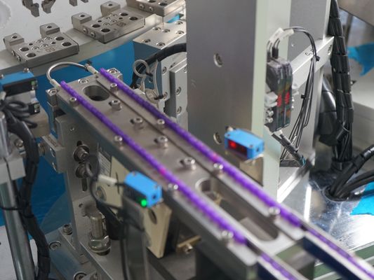 Un buon prezzo. Macchina di assemblaggio automatizzata per aghi di prelievo di sangue con funzionamento a carosello, personalizzata in base alle esigenze del cliente, alta capacità in linea