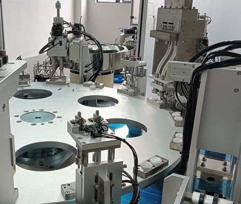 Un buon prezzo. Cappuccio automatico del dessicante con macchina per l'assemblaggio dei prodotti di uso quotidiano in linea