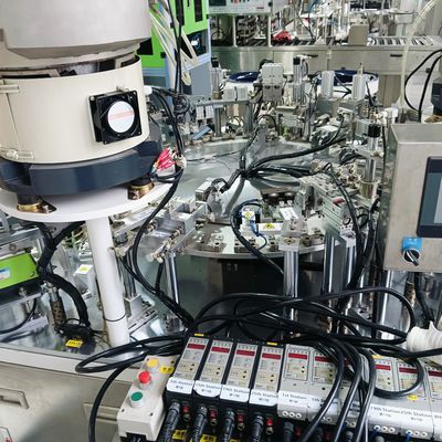Un buon prezzo. Macchina di assemblaggio automatico per aghi di prelievo di sangue, controllo Mitsubishi PLC, display bilingue, funzionamento semplice e chiaro in linea