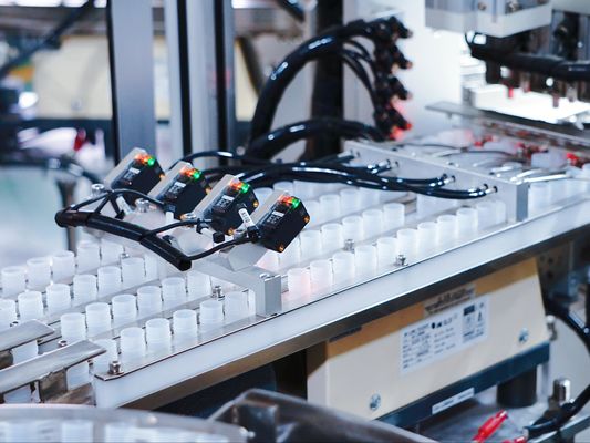 Un buon prezzo. Non standard Jelly Lid Automation Assembly Machine Alta flessibilità Alta configurazione Buona qualità delle attrezzature in linea