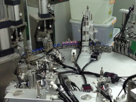 Un buon prezzo. Macchina di assemblaggio di prodotti medici conforme alle norme ISO e GMP per tappi per infusione e porte di iniezione non in PVC in linea