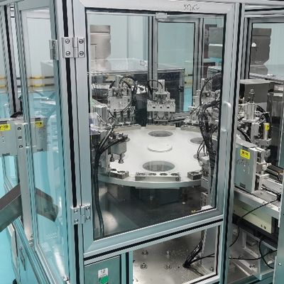 Stabile velocità di funzionamento e elevata precisione di montaggio Cappuccio essiccante Silice Gel riempimento cappuccio di sigillamento Assemblaggio macchina con servomotore e indicizzazione drive