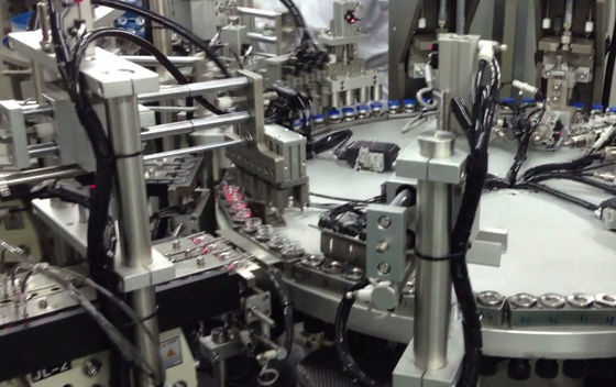 Un buon prezzo. Servo motor driven Medical Product Assembly Machine per sacchetti morbidi non in PVC e tappi in alluminio e plastica in linea