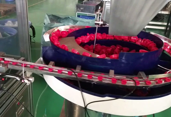 Un buon prezzo. Produzione rapida ed accurata di cappucci con apparecchiatura di montaggio per le necessità quotidiane in linea