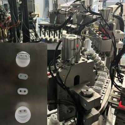 Macchina di assemblaggio Euro Cap ad alta precisione e qualificazione per l'assemblaggio automatico di tappi di foglio facile da pelare per sacchetti e bottiglie di infusione IV morbidi