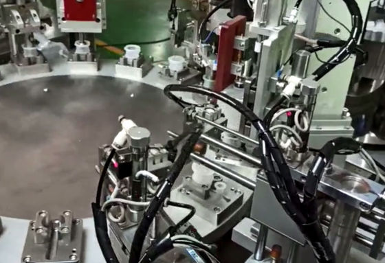 Un buon prezzo. Macchina di assemblaggio di prodotti medici personalizzata per prodotti a più componenti e porte di ago per infusione in linea