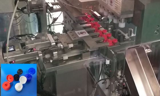 Un buon prezzo. Assemblaggio senza sforzo di tappi a chiusura e altri beni di uso quotidiano con la macchina di assemblaggio dei beni di uso quotidiano in linea