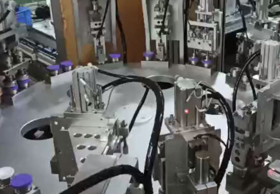 Un buon prezzo. Controllo PLC e funzionamento touch screen per una facile manutenzione e funzionamento della macchina di assemblaggio per le necessità quotidiane in linea