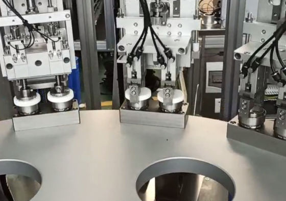 Un buon prezzo. Macchina di assemblaggio automatica e versatile per le necessità quotidiane per diverse chiusure di bottiglie in linea