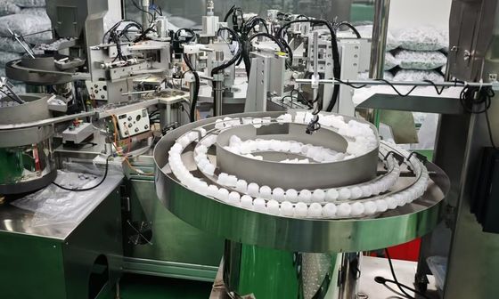 Un buon prezzo. Macchina di assemblaggio ad alto livello di Euro Cap per tappi di infuzione in plastica IV ad alta precisione e pressione stabile conforme alle norme ISO e GMP in linea