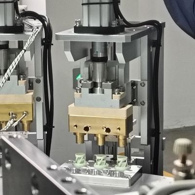Stabile velocità di funzionamento e elevata precisione di montaggio Cappuccio essiccante Silice Gel riempimento cappuccio di sigillamento Assemblaggio macchina con servomotore e indicizzazione drive